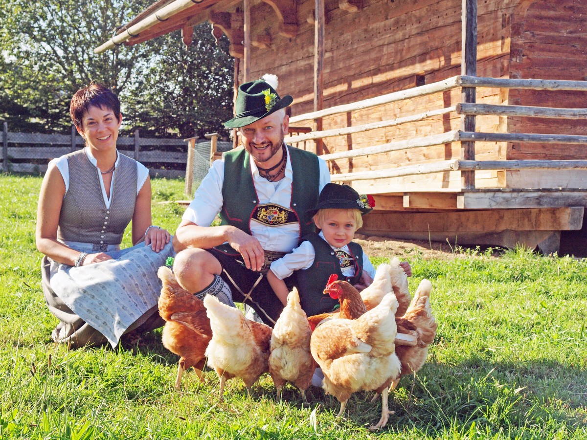Sepp Winklbauer und seine Familie mit Hühnern