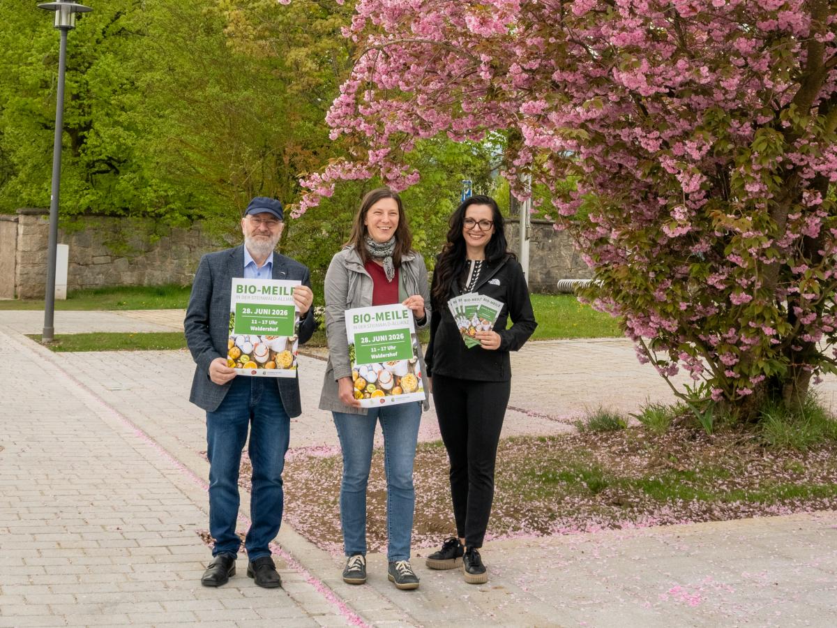 3 Personen mit Bio-Meile Plakaten in der Hand