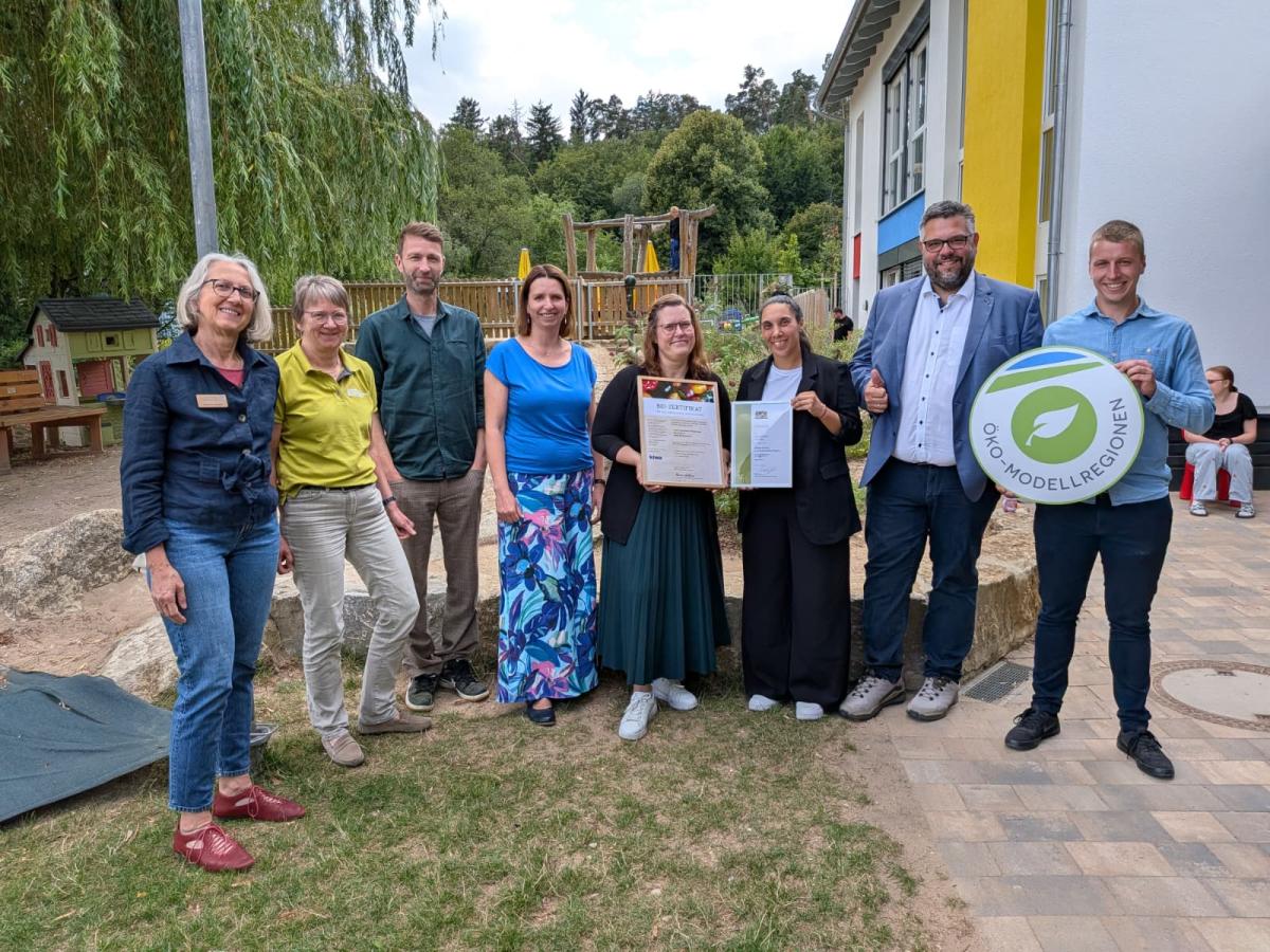 Gemeinsam begleiteten Sie die Kita Weilersbach auf dem Weg zur Bio-Zertifizierung. Von links: Susanne Dobelke (AELF Bayreuth), Beate Laumeyer (AELF Kitzingen-Würzburg), Michael Müller (Bio-Coach), Corinna Brauer (ILE Fränkische Schweiz aktiv e.V.), Katharina Demirci, Köchin Verena Hubert, Marco Friepes, Aaron Beyer (Öko-Modellregion Fränkische Schweiz).