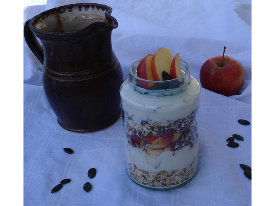 Müsli, Apfel, Kanne mit Milch