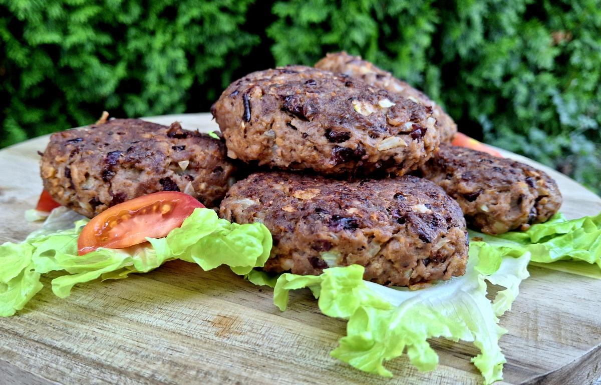 Burger-Patties mit Salat-Garnitur