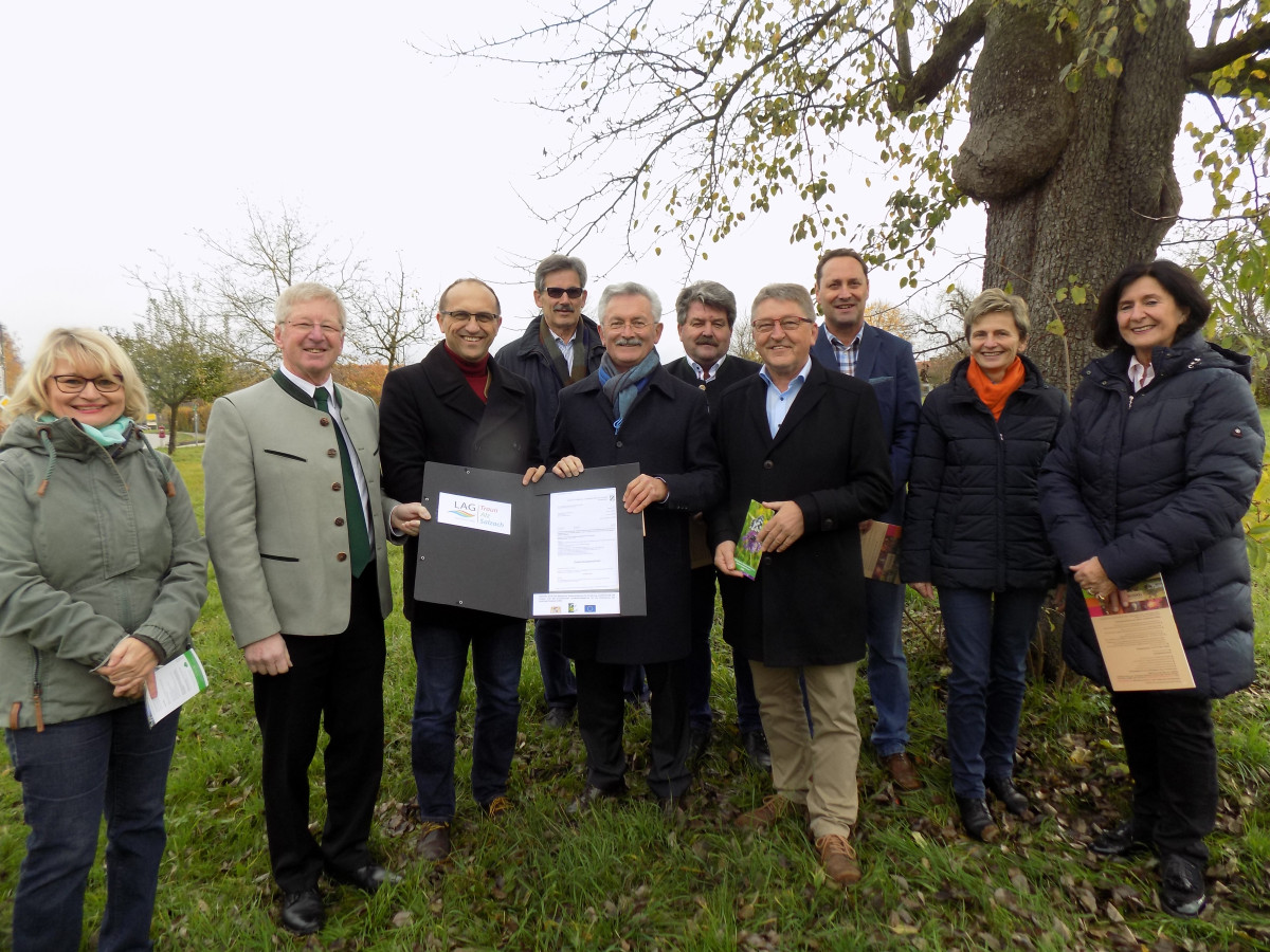 122.850 Euro gibt LEADER für das Ökologische Grünflächen-Management für Kommunen aus. Der Bayerische Naturfonds legt nochmal 60.000 Euro drauf, was für freudige Gesichter sorgt bei (von links): LAG-Managerin Elke Ott, LEADER- Koordinator Sebastian Wittmos