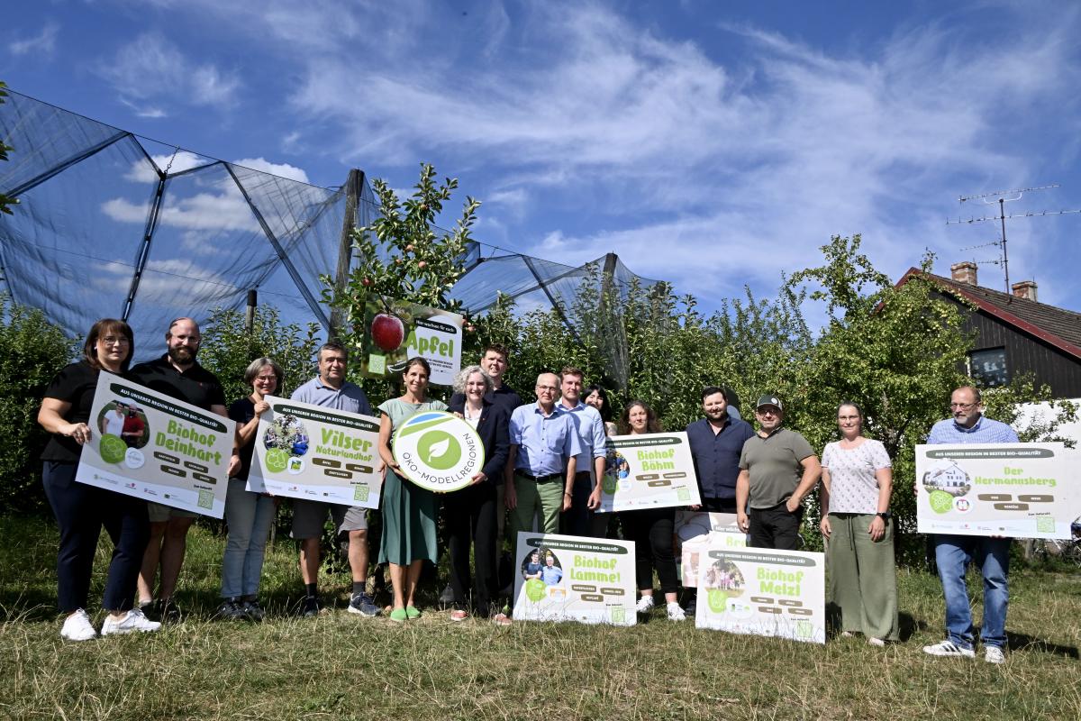 Im Rahmen einer gemeinsamen Veranstaltung wurden die Acker- und Hofschilder an die Bio-Betriebe aus Stadt und Landkreis Regensburg übergeben.