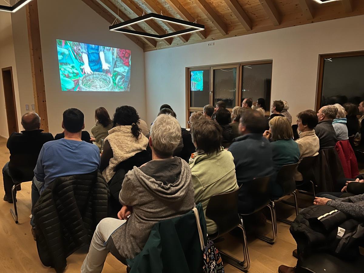 Im voll besetzten Zuschauerraum lauschten vierzig Personen den Ausführungen des Demeter-Landwirtes