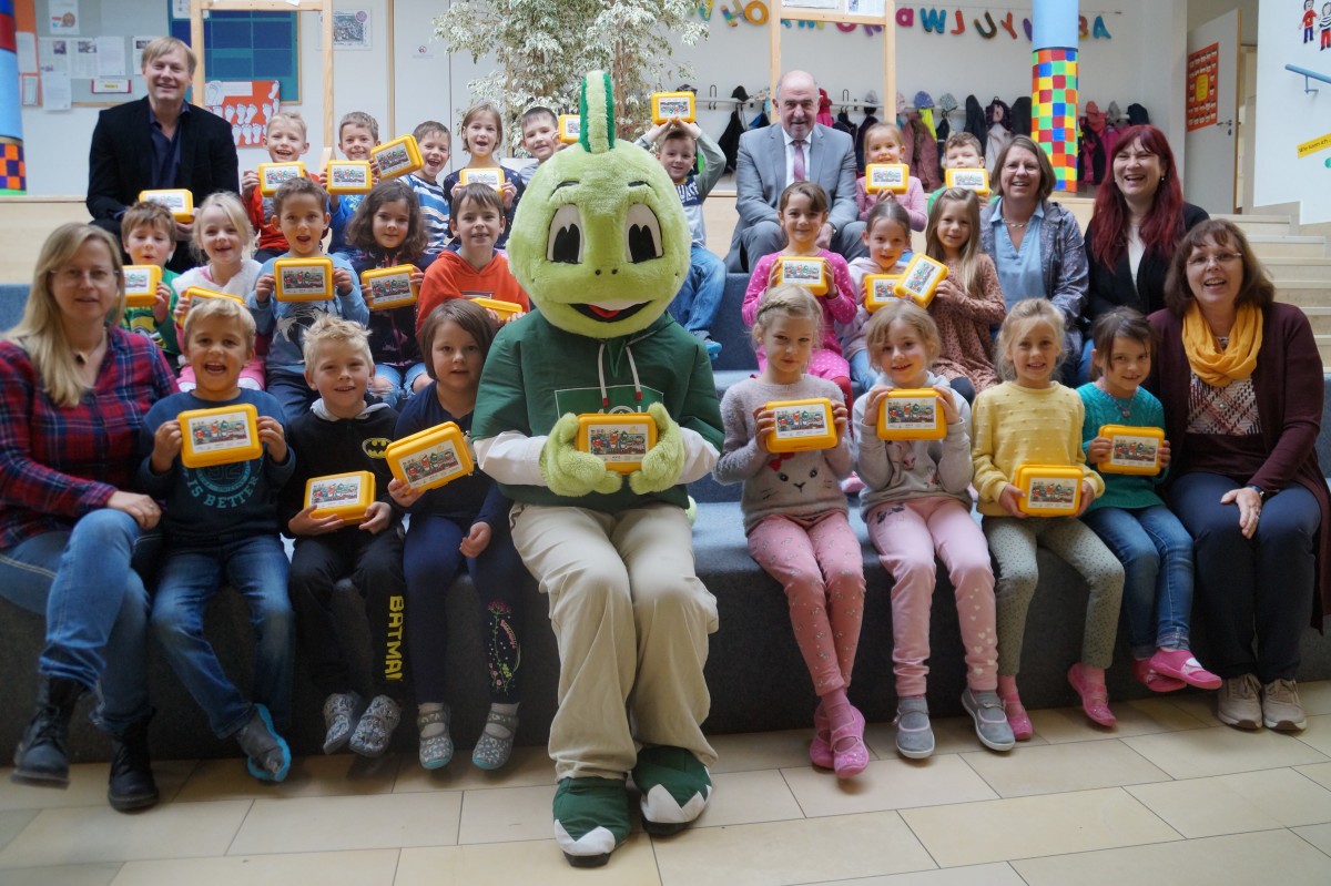 Mit Bio-Lebensmitteln gefüllte Brotboxen übergaben Willibald Gailler (oben Mitte) an die Erstklässler der Grundschule Burggriesbach mit Klassenleiterin Regina Burger (links).