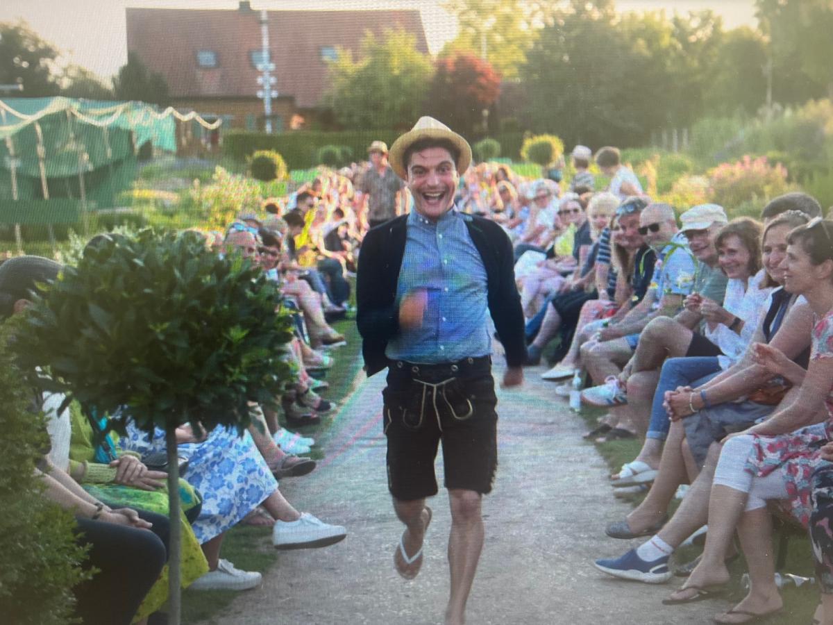 Laufsteg im Grünen
