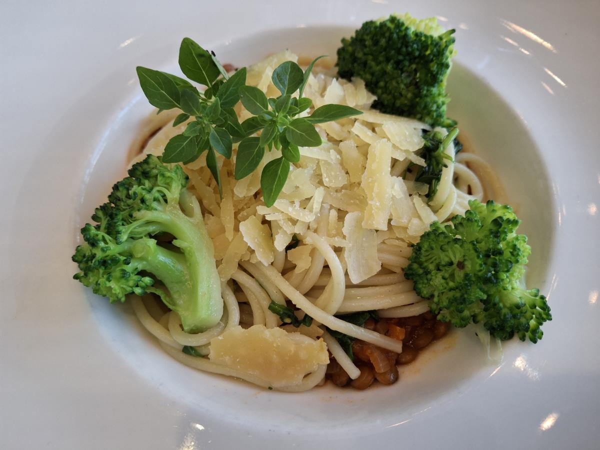 Teller mit Spaghetti, Brokkoli und Parmesan gerieben