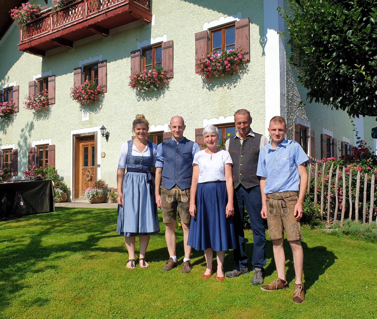 Familie Koch vor ihrem Bauernhaus: (v.l.n.r.): Tochter Elisabeth, Sohn Johannes, Mutter Rosa, Vater Rupert sen. und Sohn Rupert Koch jun.