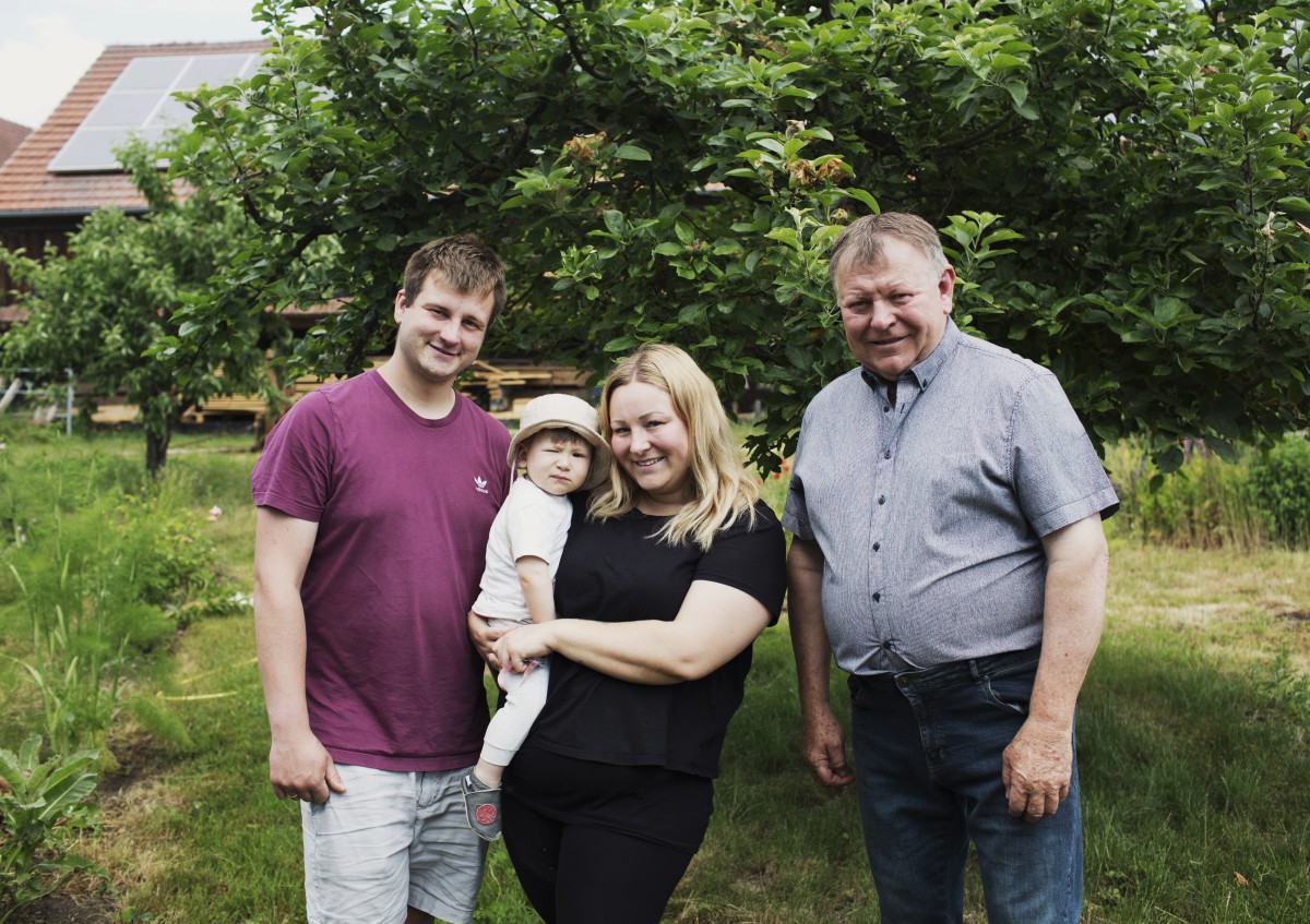 Familie Gräbner steht in ihrem Garten