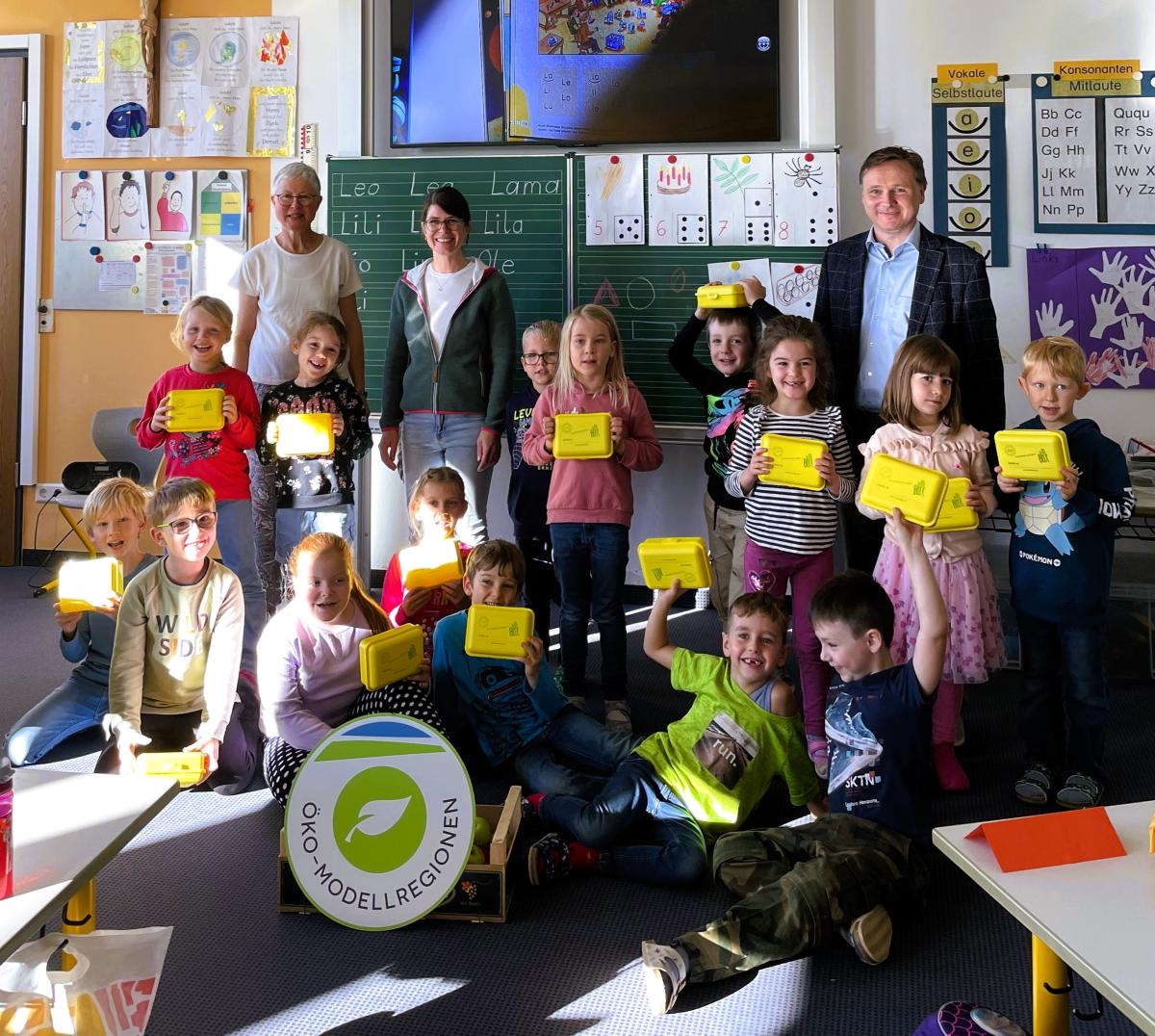 Schüler mit Bio-Brotbox in den Händen