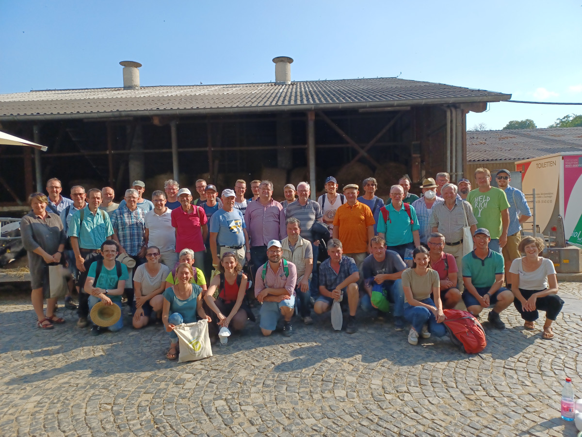 50 Leute auf einem Gruppenfoto im Freien