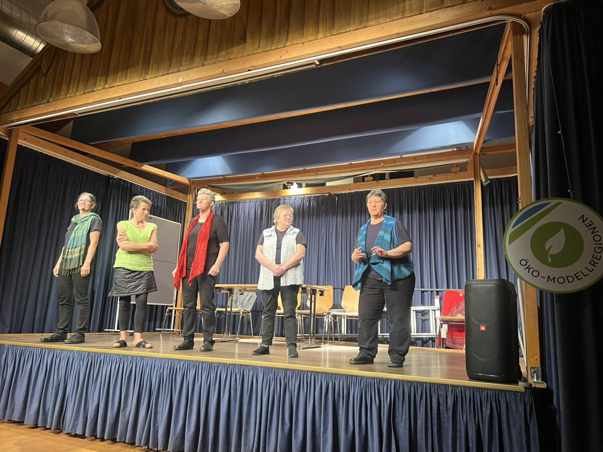 Fünf Frauen auf Bühne