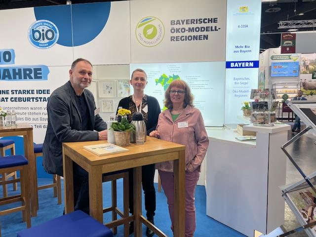 Tom Reiter, Anke Neumeier und Petra Simon am Stand der Ökomodellregionen