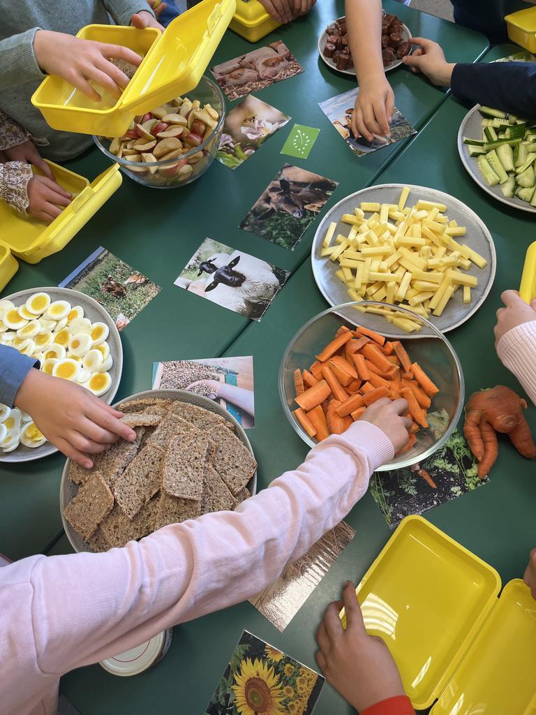 Frühstückbüfett mit Kinderhänden