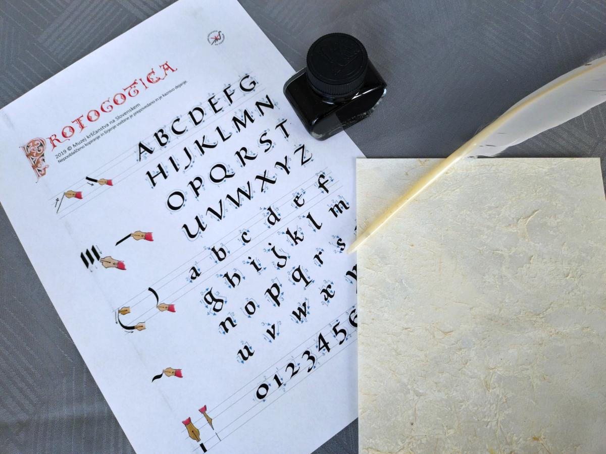 ein Papierbogen mit dem Alphabet in alter Schrift