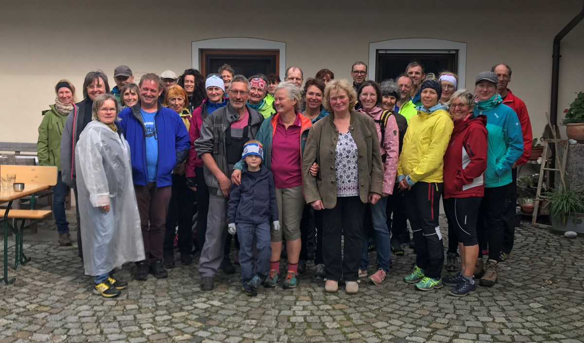 Auf dem Hof von Familie Gebhard-Kecht stellten sich die Teilnehmer zum Gruppenfoto auf