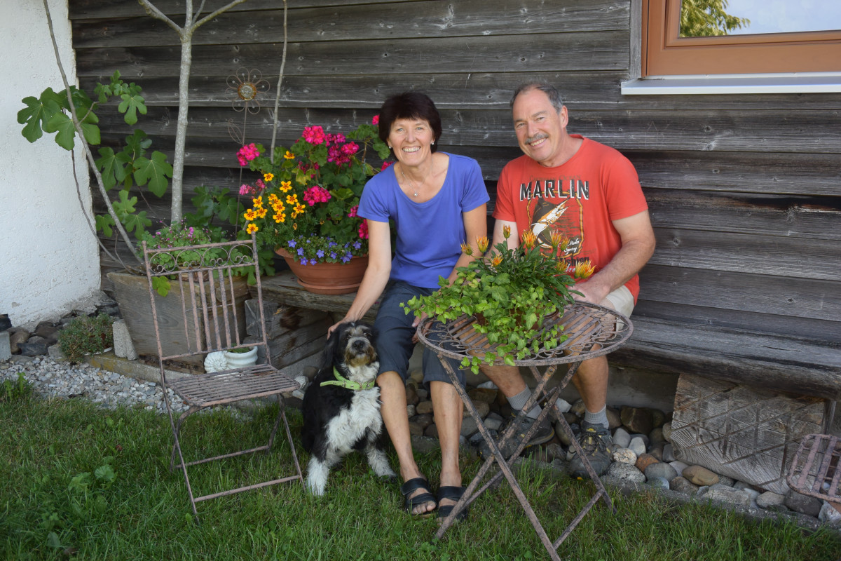 Elfriede und Hans Praxenthaler genießen das Leben auf ihrem Biohof in Thannsberg. Hündin Romy leistet ihnen Gesellschaft.