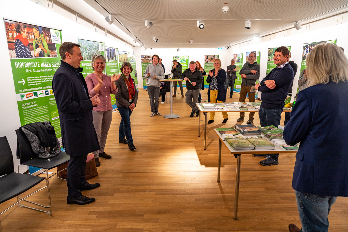 Über die Zusammenhänge der Bio-Landwirtschaft mit gesunder Ernährung, Klimaschutz, regionalen Wirtschaftskreisläufen und Schulprojekten diskutierten (von links) Traunsteins Oberbürgermeister Dr. Christian Hümmer, Gisela Sengl und Beate Rutkowski.