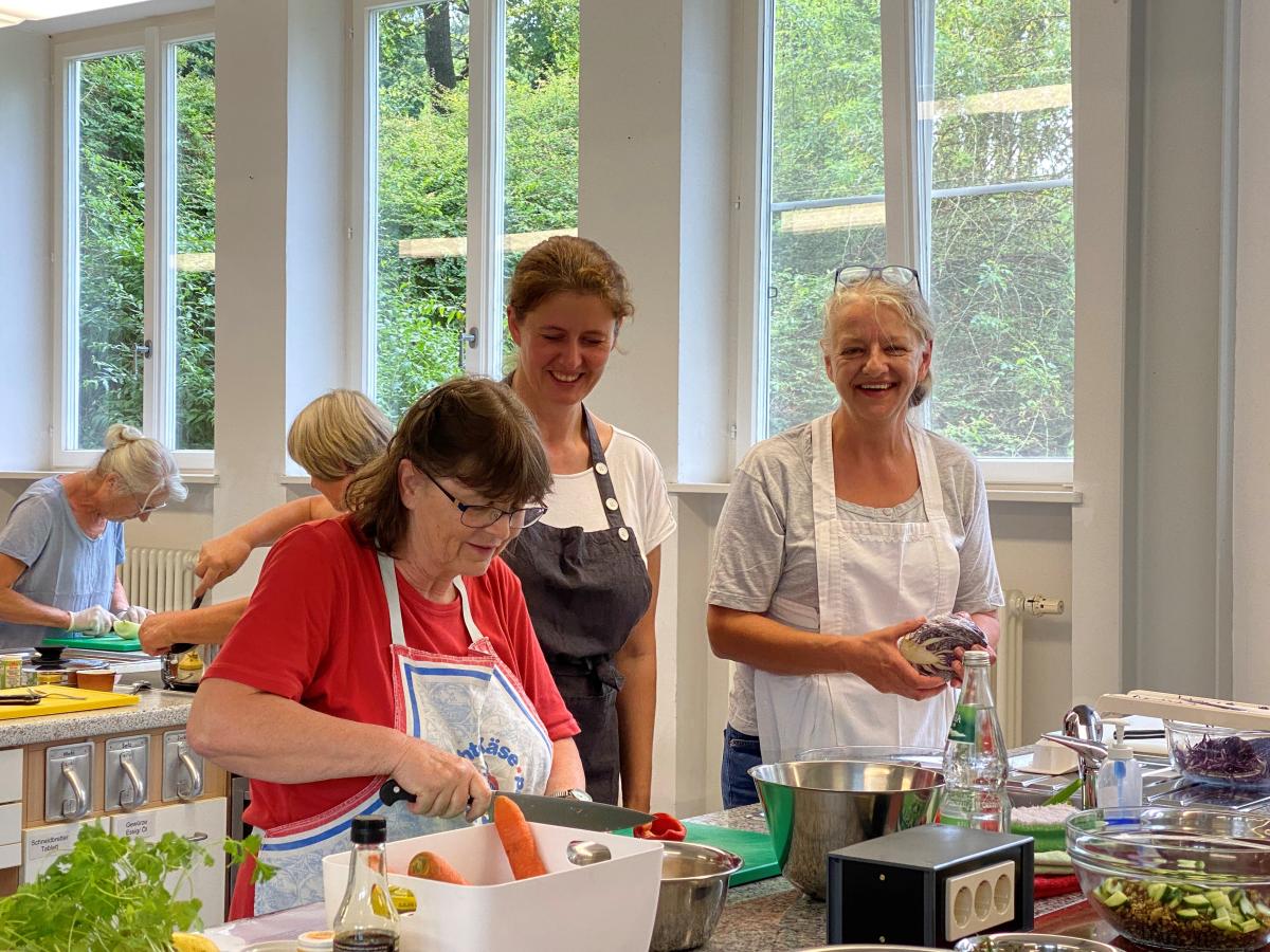 Teilnehmerinnen des Kochworkshops beim Kochen