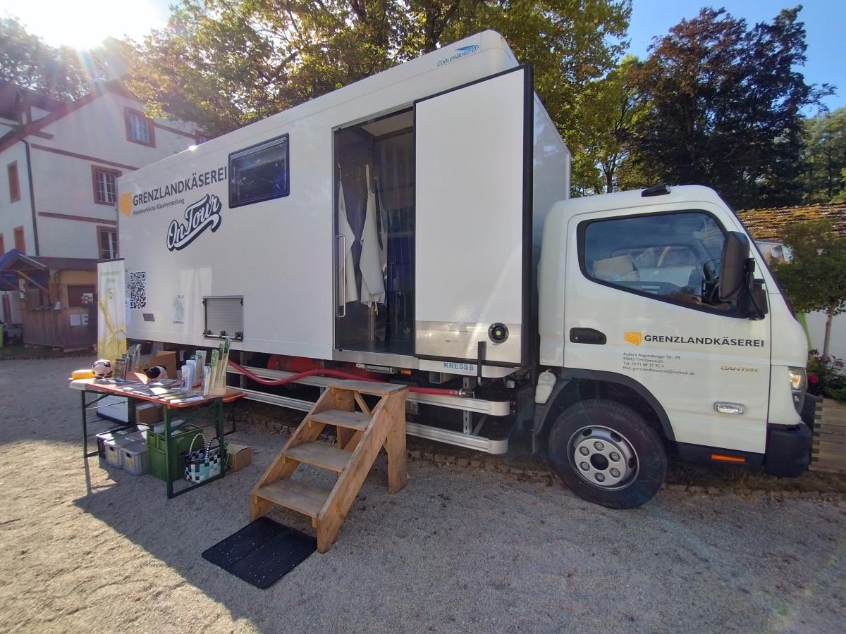 ein LKW steht zur Besichtigung bereit und ein Tisch mit Flyern davor