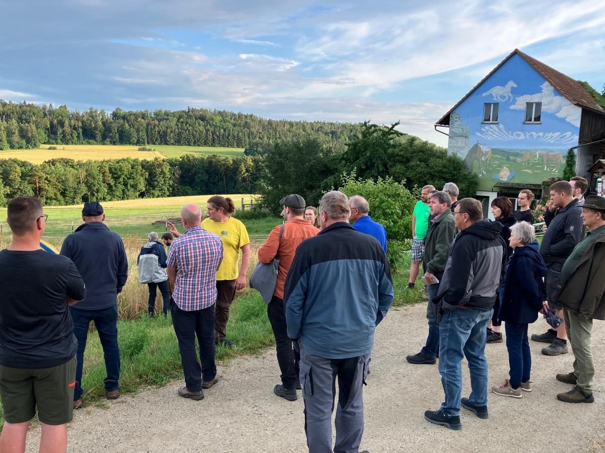 Landwirte stehen am Feldrand und diskutieren