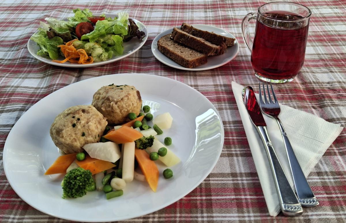 Mittagstisch om Biergarten (Knödel, Dünstgemüse, Salat, Kirschschorle)