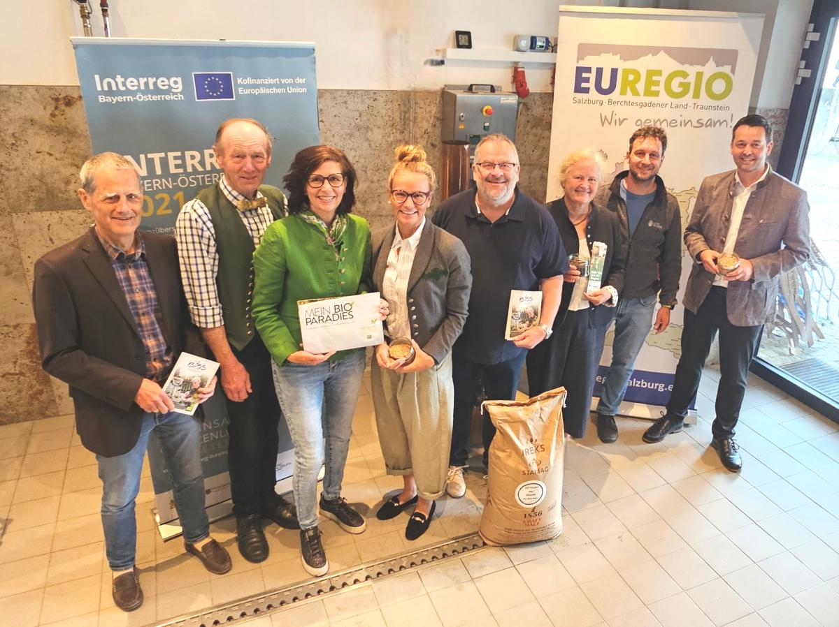 Sie freuen sich über den erfolgreichen Auftakt des grenzüberschreitenden Projekts „BiOS erleben“, ganz im Sinne des EuRegio-Gedankens: v.l.n.r.: Steffen Rubach (EuRegio), Franz Keil (Bio-Heuregion Trumer Seenland), Manuela Bacher (Salzburger Seenland), Evi Bernauer (Waginger See Region), Georg Bachleitner (Quellenviertel), Marlene Berger-Stöckl (Ökomodellregion Waginger See – Rupertiwinkel), Mauritz Volkmer (Laufener Braukuchl), Christian Burr (Bürgermeister Stadt Laufen).