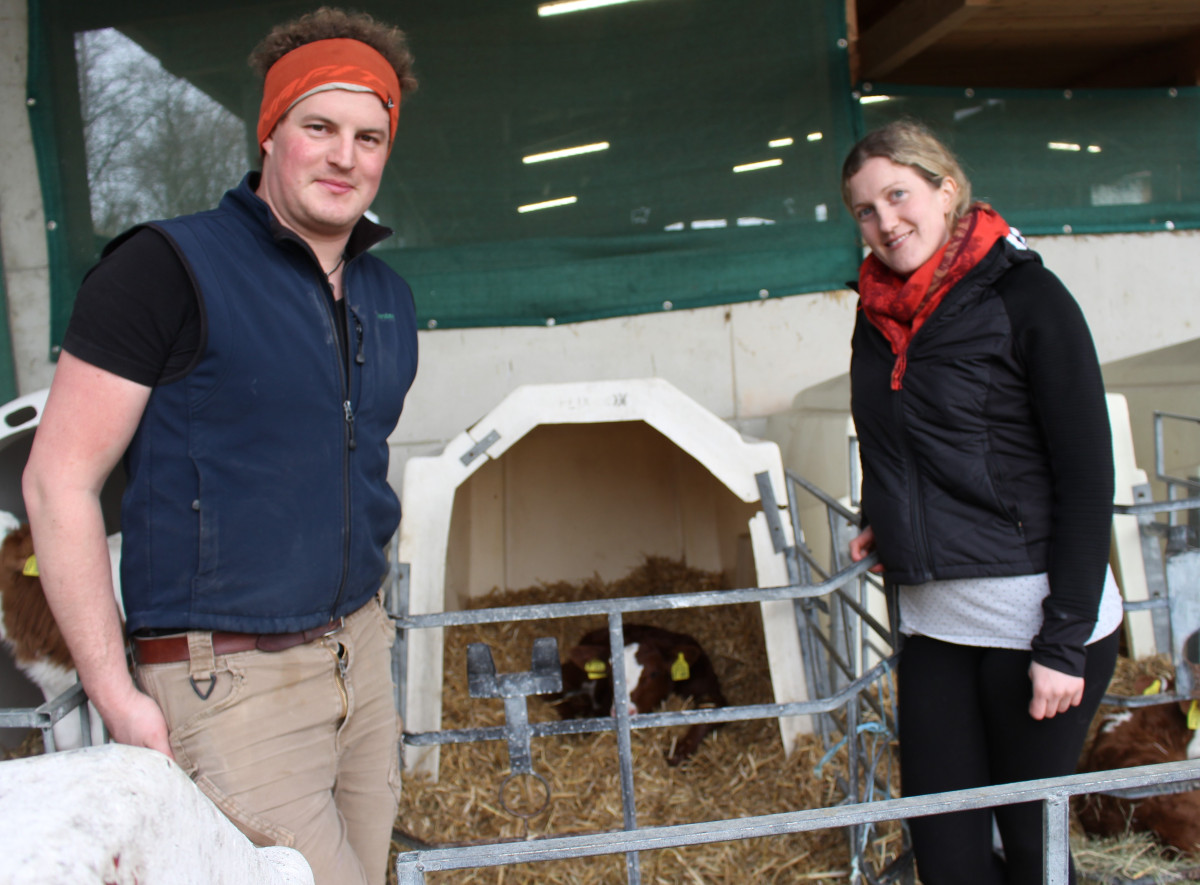 Die Jungbauern Johann Heinz jun. und Christina Frangen vom Paulbauernhof in Gausburg bei den Kälbchen.