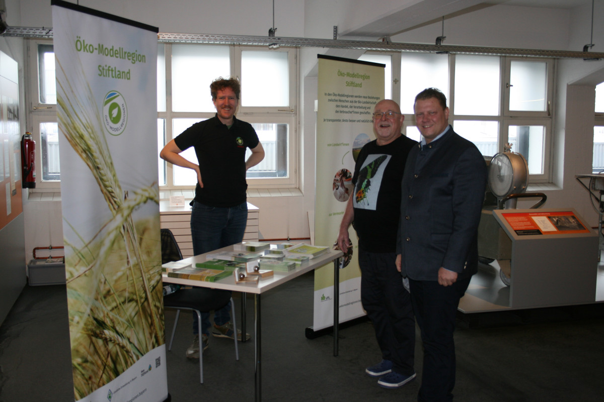 Vor dem Stand der Öko-Modellregion Stiftland stehen (v.r.): Stefan Grillmeier (1. Bürgermeister Mitterteich), Manfred Ströhle (Aussteller) und Jonas Bierlein (ÖMR Stiftland)