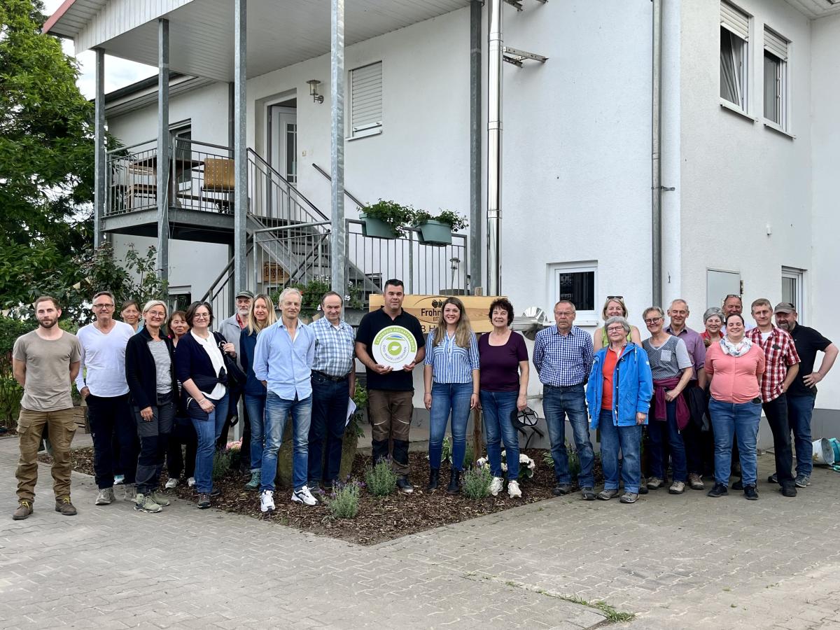 Teilnehmerinnen und Teilnehmer der Betriebsbesichtigung auf dem Biohof Frohmader