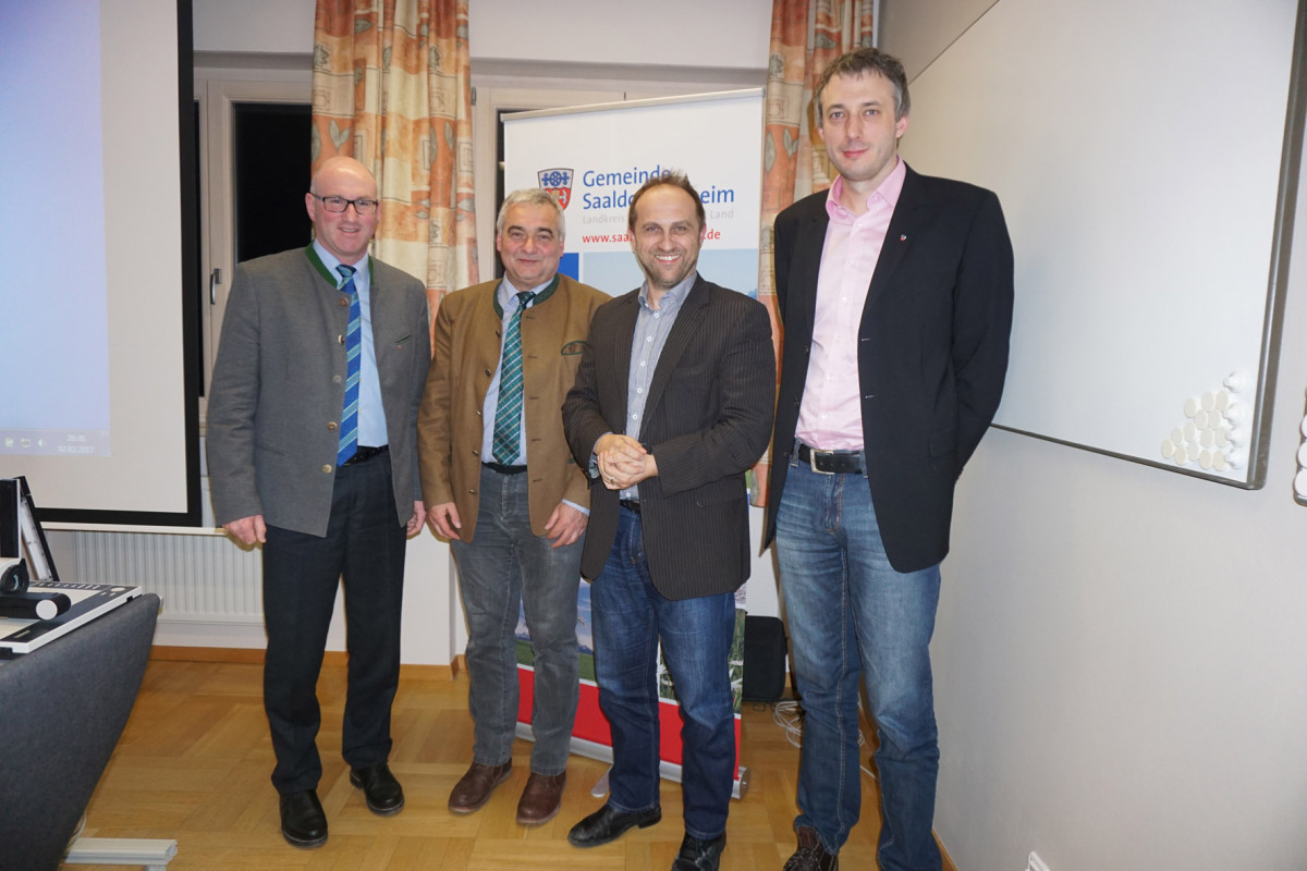 Bürgermeister Bernhard Kern, Alfons Leitenbacher, Hans-Jörg Birner und der Saaldorfer Rathaus-Geschäftsleiter Bernhard Bräuer (von links) bei der Gemeinderatssitzung, in der ein ganzer Katalog an möglichen Maßnahmen im Zuge der Mitgliedschaft in der Ökomo