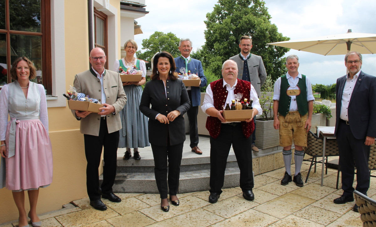 vorne v.li.:Stefanie Lang, Bernhard Kern, Staatsministerin Michaela Kaniber, Herbert Häusl, Hias Baderhuber, Thomas Gasser, hinten v.li.: Ursula Haas, Konrad Schupfner, Markus Breier.