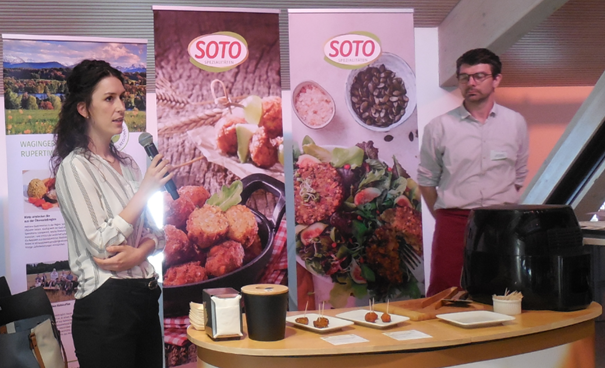 Von rechts: Quirin Reichelt von der Firma SoTo aus dem Chiemgau, die auch Großküchen mit vegetarischen Spezialitäten beliefern kann, und Lilli Dinglreiter von der Ökomodellregion Waginger See-Rupertiwinkel.