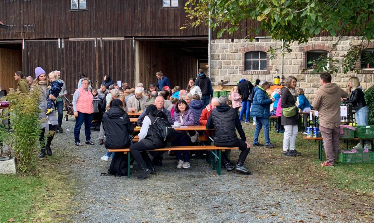 Besucher genießen BIO auf Daniels Gartenfest