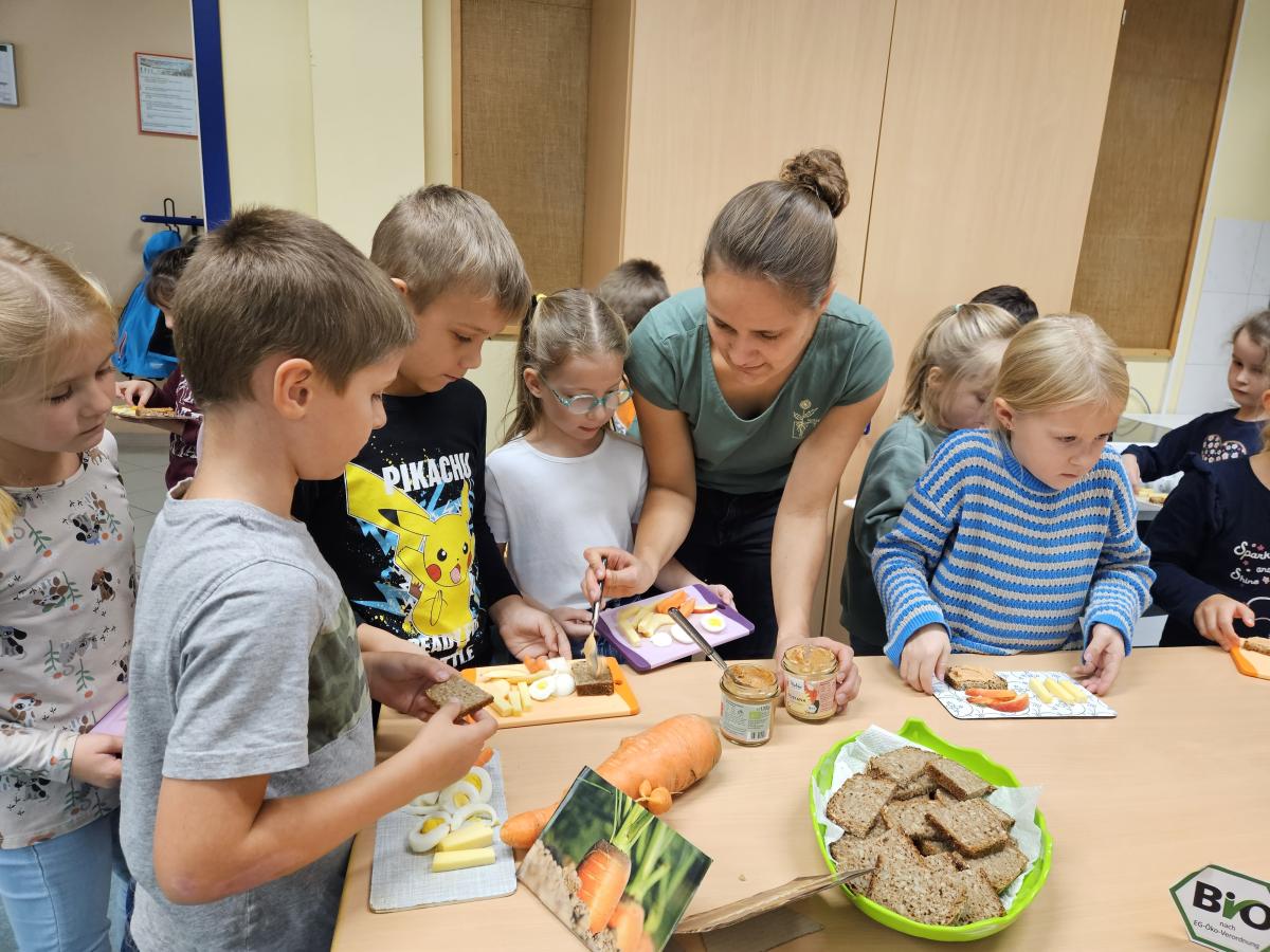Kinder nehmen sich gesunde Lebebsmittel vom Frühstücksbüfett