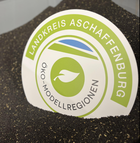 Öko-Modellregionsschild in Rapssamen