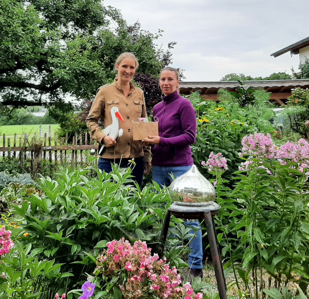 Stefanie Adeili überreicht Verena Pickert ein kleines Geschenk zum Abschied in den Mutterschutz