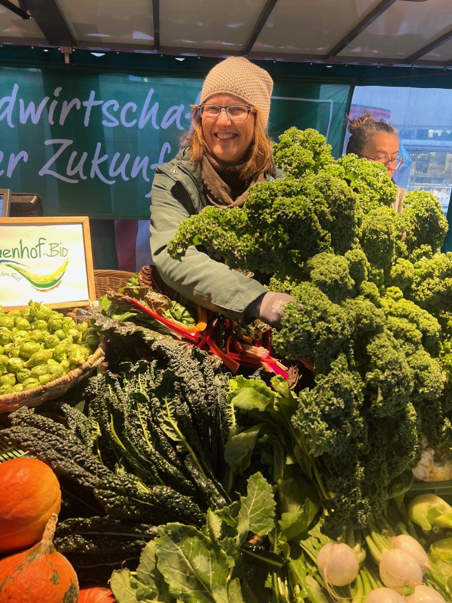 Rebekka Roth-Meier präsentiert den knackigen Grünkohl frisch vom Feld an ihrem Marktstand in Ingolstadt