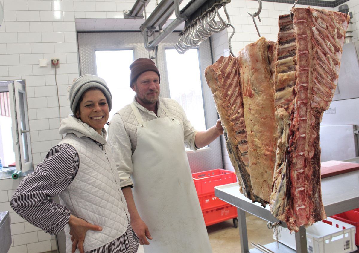 Nici Braun und Thomas Reese wählen eine der Lenden für den nächsten Hofverkauf aus.   Etwa sechs Wochen war das Fleisch im Salzreifeschrank.