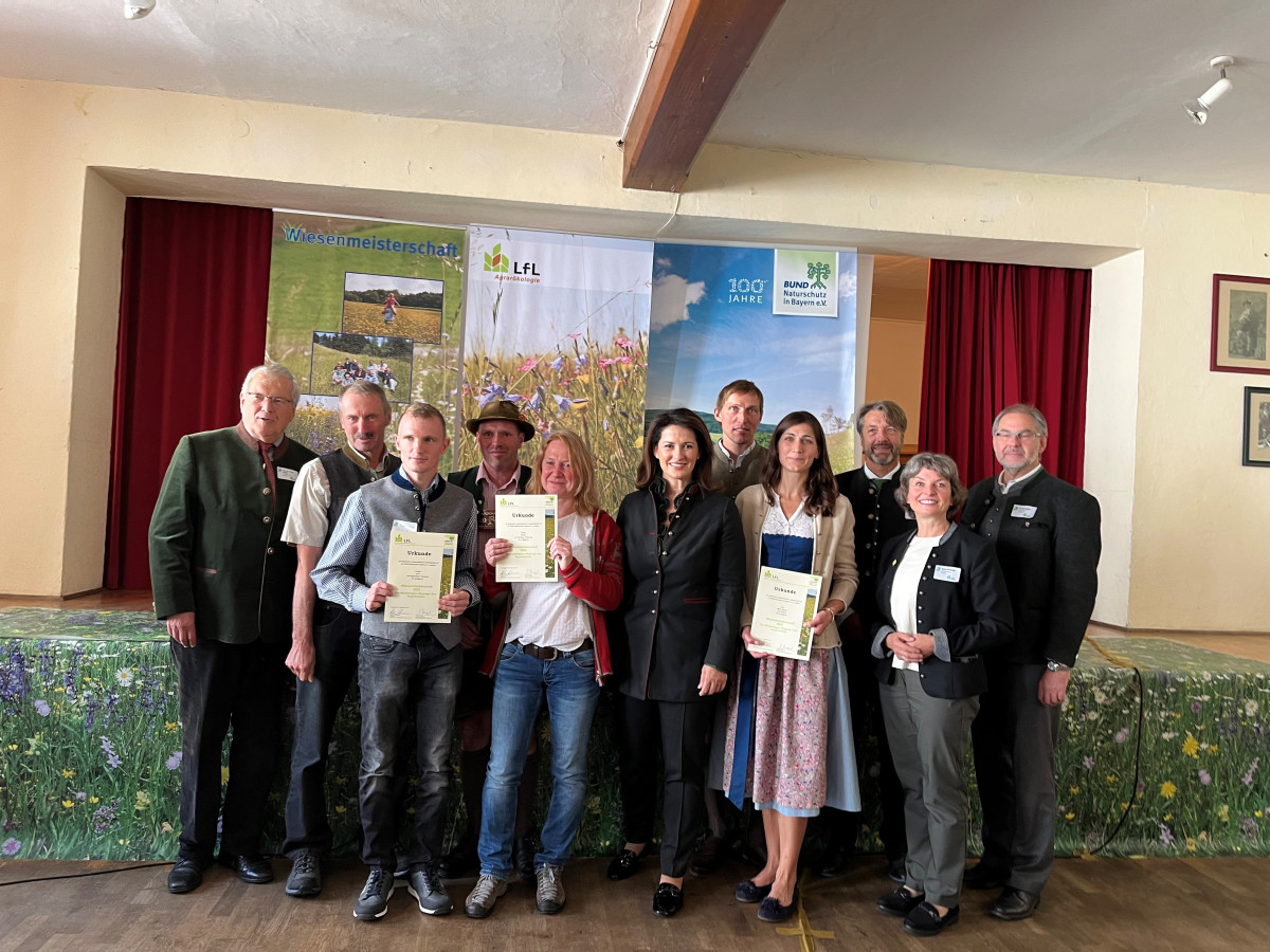 Hubert Weiger, Familie Koch (2. Platz), Familie Winkler ( 1.Platz), Stm. Michaela Kaniber, Familie Rausch (3. Platz) und  S. Sedlmayer ( LfL Präsident), B. Rutkowsk ( stv. Landesvorsitzende) und T. Gasser ( Bgm. Teisendorf, Vorstandsmitglied der Ökomodell