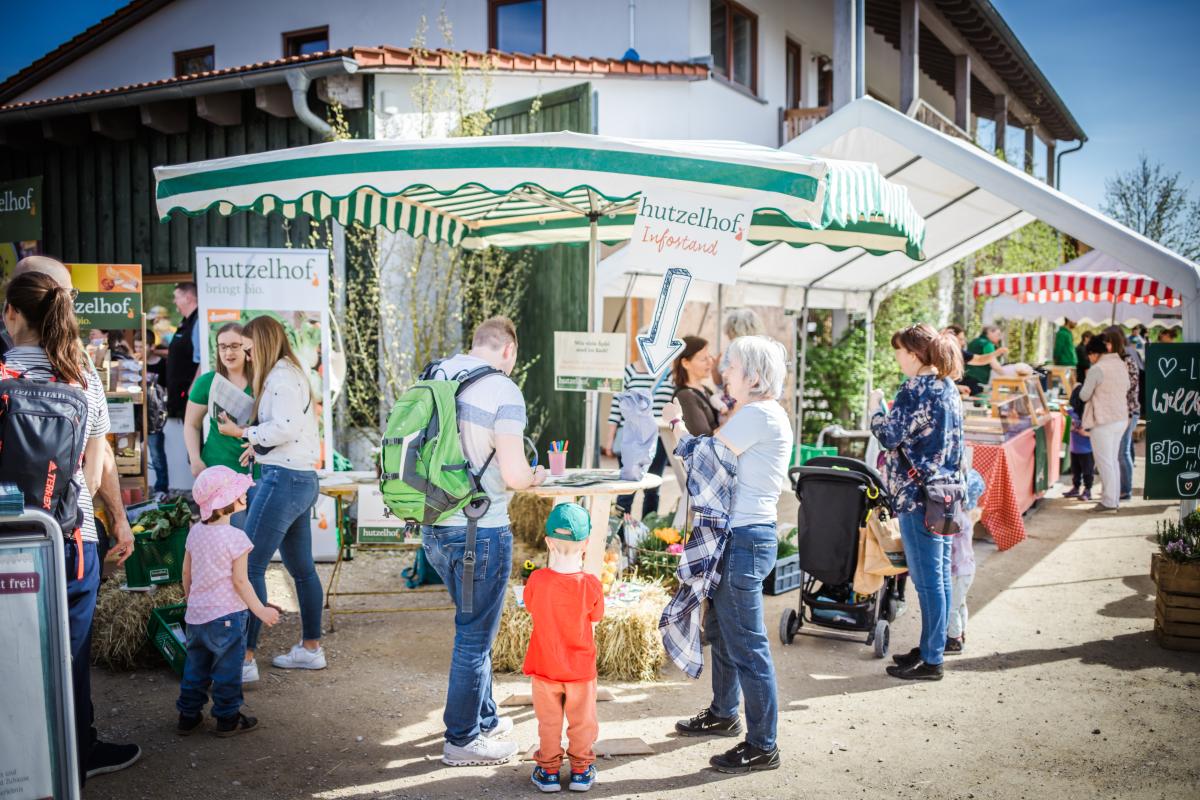 Infostand mit Menschen