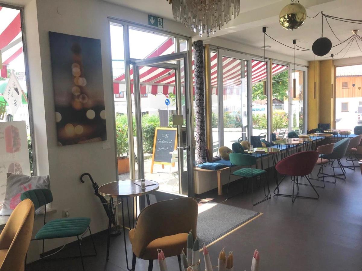 Das Cafe Goldmarei gegenüber der Tourist Info in Waging am See.