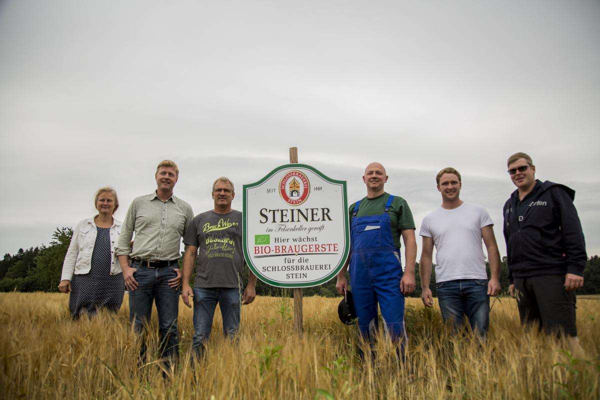 Bio-Braugerste - Brauereivertreter und Vertreterinnen der ÖMR Waginger See im Braugerstenfeld