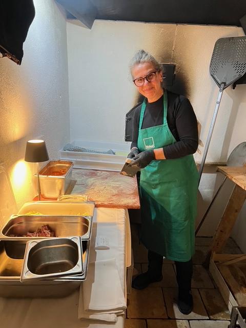 Andrea Beck, die Pizzabäckerin in ihrem neuen Backhaus