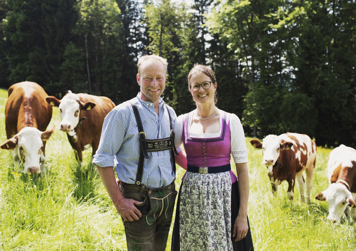 Mann und Frau vor Kuhweide