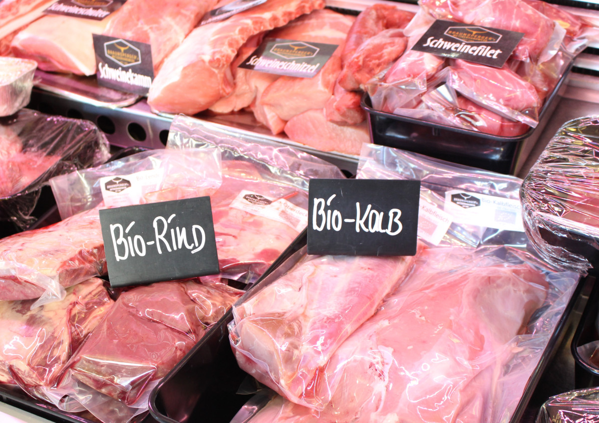 Biofleisch, eingeschweißt, in einer Fleischtheke