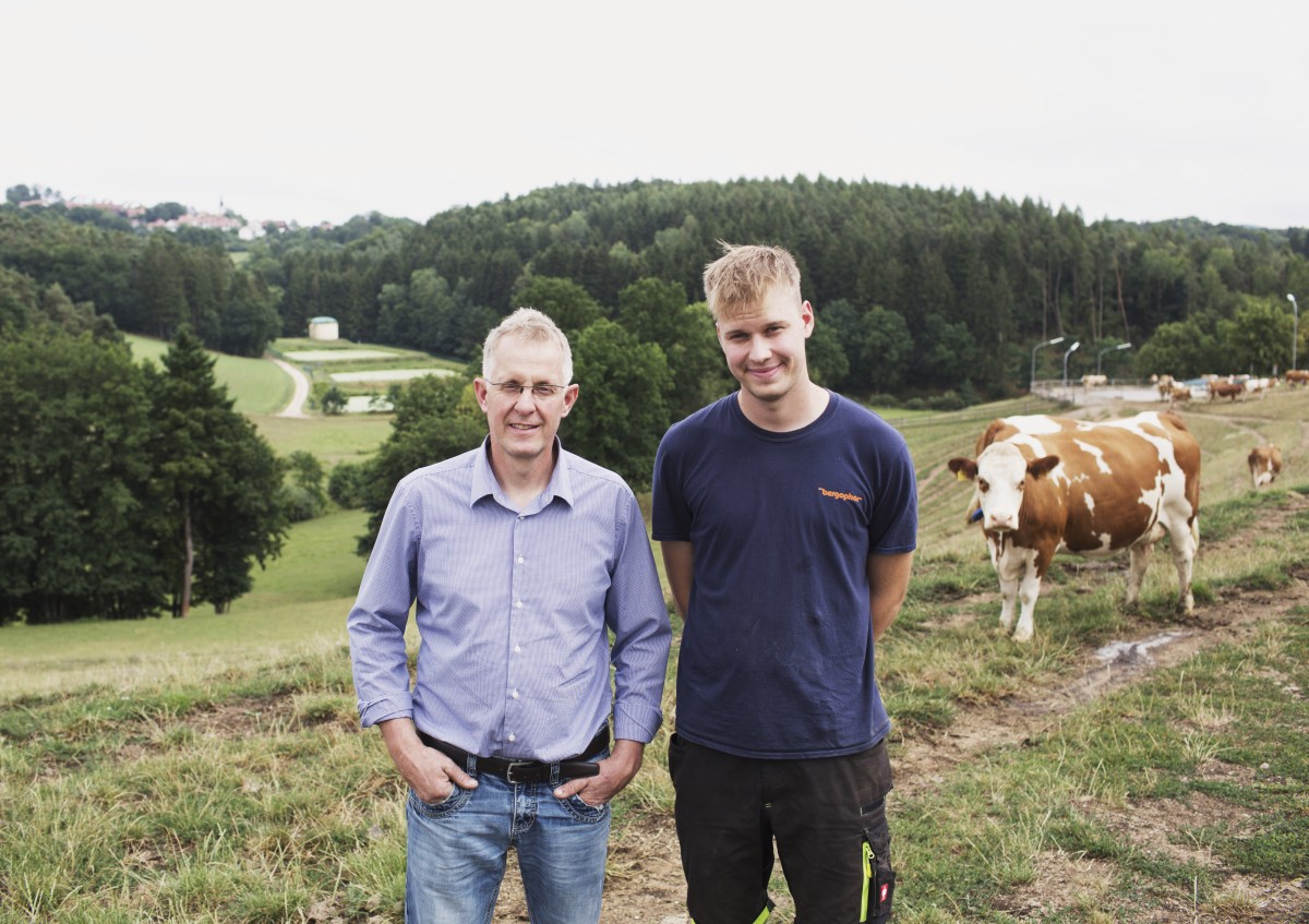 Andreas und Lukas Adlhoch auf der Weide mit ihren Milchkühen
