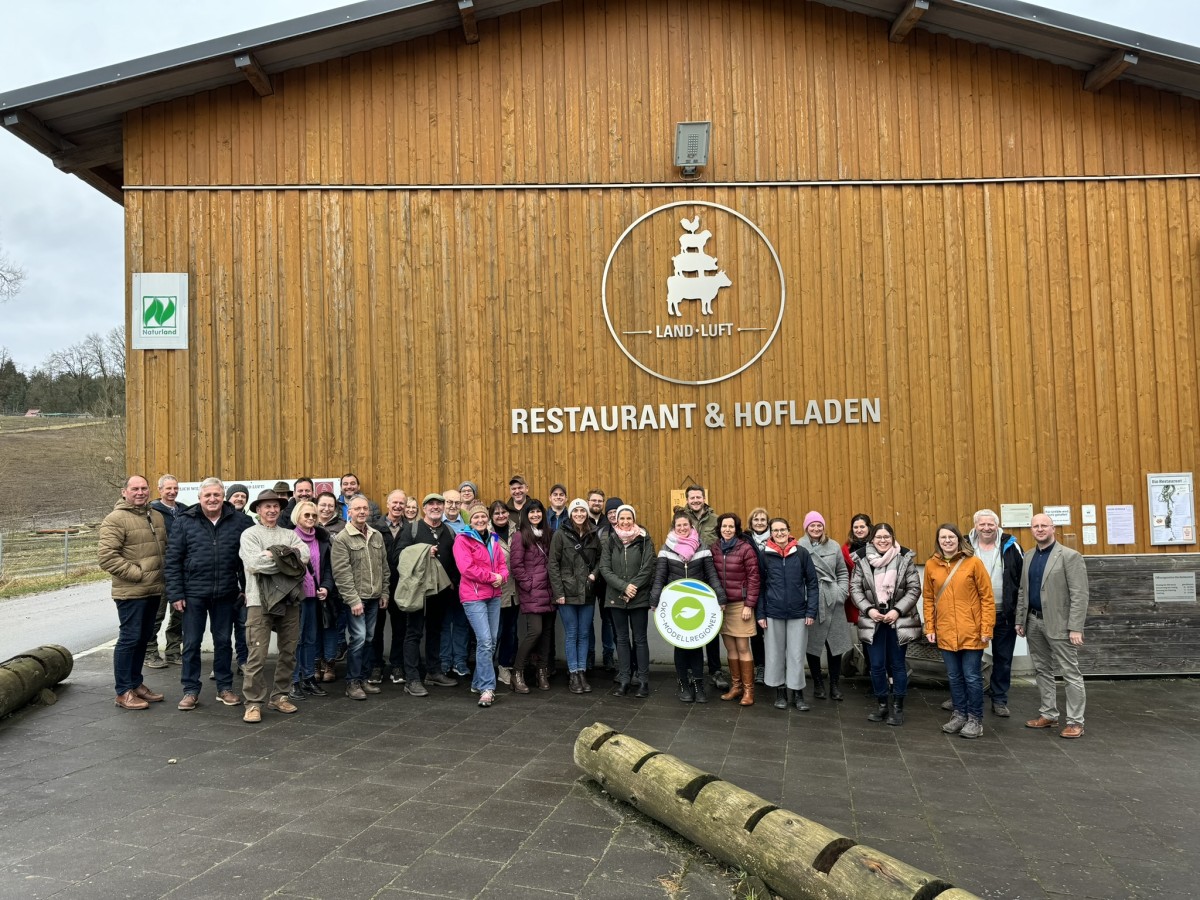 Fünf Öko-Modellregionen besuchten den Vorzeigebetrieb