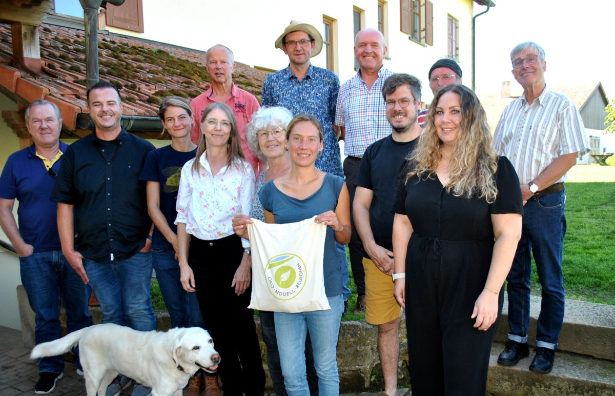 Gruppe von Menschen vor Gartenhintergrund