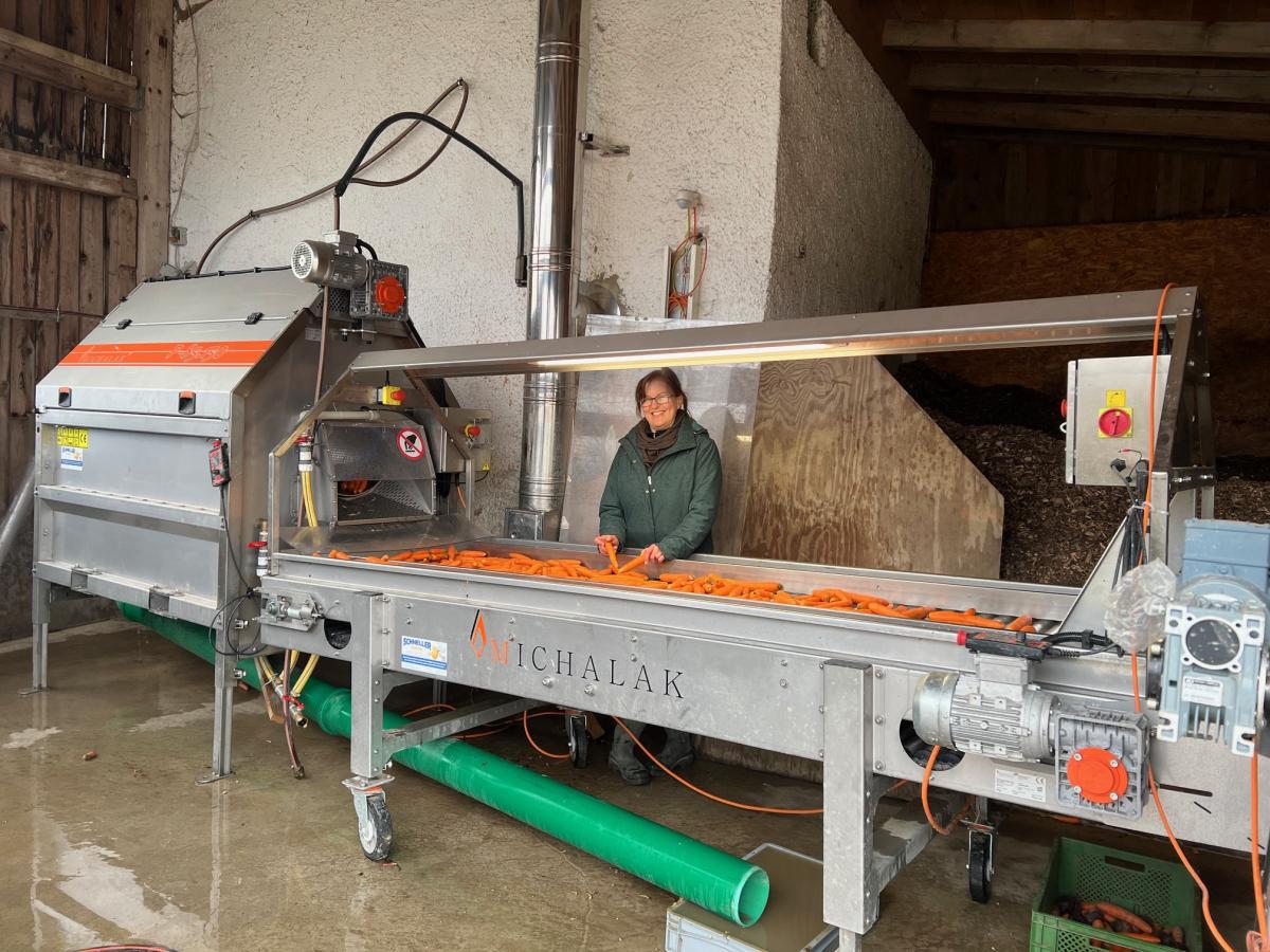 Rebekka Roth-Meyer vor der Wurzelgemüse-Aufbereitungsanlage